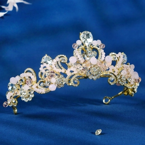 Couronne de princesse baroque dorée avec cristaux roses et strass sur velours bleu