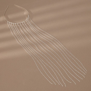 Serre-tête argenté élégant avec franges de strass étincelantes sur fond texturé raffiné