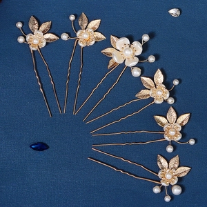 Set de 6 épingles à cheveux en U dorées avec fleurs en résine blanche et perles