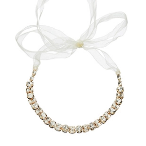 Détail du bandeau luxueux en strass avec cristaux ovales et rubans en organza blanc