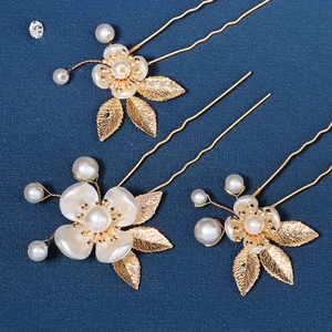 Lot d'épingles à cheveux élégantes avec fleurs en acrylique blanc et perles sur fond bleu