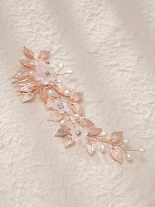Détail du peigne à cheveux en or rose avec fleurs givrées et perles blanches pour mariée