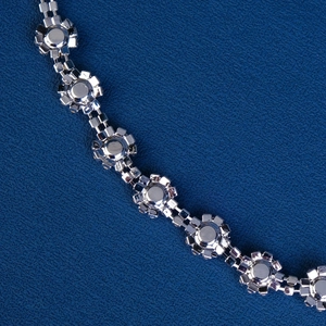 Ceinture de mariée argentée avec perles et cristaux vue de dos sur les maillons