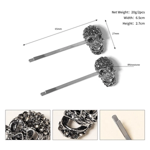 Detalle de dimensiones de las pinzas para el pelo de calavera con strass, largo 6,5 cm