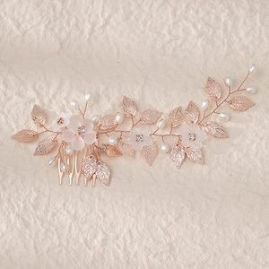 Peigne à cheveux de mariée doré avec perles, fleurs givrées et feuilles métalliques