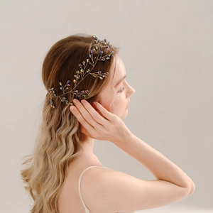 Détail d'une vigne de cheveux de mariée avec perles multicolores et fil métallique doré