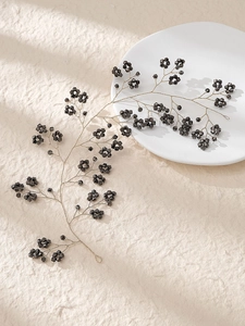 Détail de vigne de cheveux de mariée dorée faite main avec fleurs en cristal noir