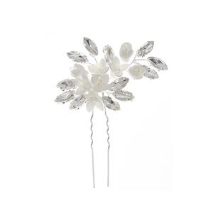 Dettaglio della forcina per sposa con fiori in ceramica e foglie di cristallo
