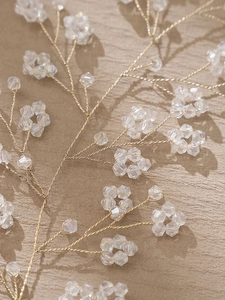 Détail macro du bandeau de mariée doré fait main avec des grappes de fleurs en cristal