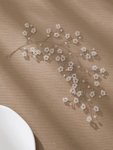 Détail macro de la vigne de cheveux de mariée faite main avec perles de cristal en fleur