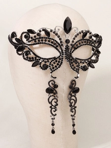 Détail du masque de mascarade en strass noirs avec de longues boucles d'oreilles pendantes