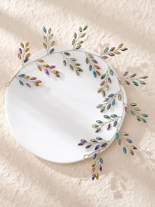 Détail d'un bandeau de mariée fait main avec perles de cristal irisées et fil doré brillant