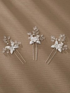 Details von silbernen Braut-Haarnadeln mit handgefertigten Perlen, Blumen und Kristallen