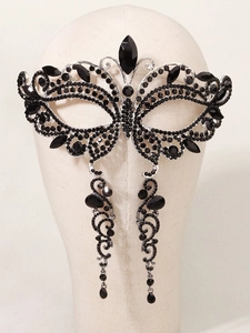 Détail du masque papillon en strass noirs avec de longs pendentifs à pampilles florales