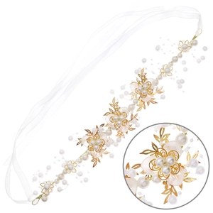 Détails de fleurs en métal doré et de perles blanches sur un bandeau de mariée élégant