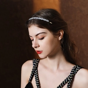 Serre-tête en argent serti de zircons porté par un mannequin pour un look de luxe chic