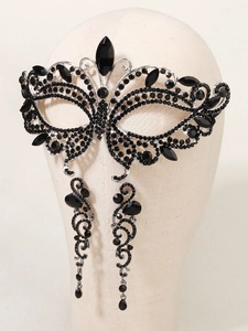 Détail d'un masque argenté orné de strass noirs et de longs pendentifs à franges