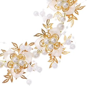 Détail d'un bandeau de mariée fait main avec feuilles dorées, fleurs et perles