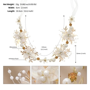 Détail d'un bandeau de mariée blanc avec des perles artificielles et des strass