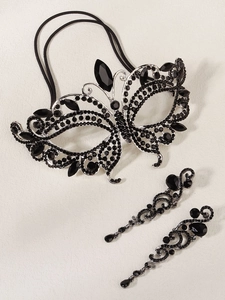 Détails du masque papillon argenté et boucles d'oreilles sertis de strass noirs