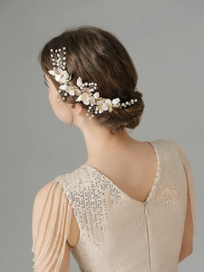 Dettagli della fascia da sposa fatta a mano con fiori di ceramica, perle e filo dorato