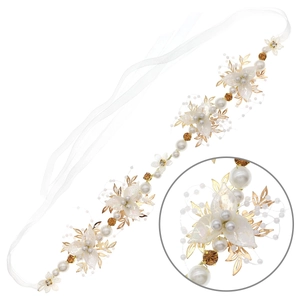 Ruban de cheveux de mariée fait main avec fleurs blanches, perles et cristaux sur blanc