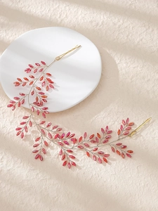 Détail macro d'une vigne de cheveux de mariée avec cristaux roses et fil doré