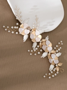 Dettaglio di una fascia da sposa fatta a mano con fiori in ceramica e perle bianche