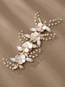 Dettaglio di fascia per capelli da sposa fatta a mano con fiori in ceramica e perle
