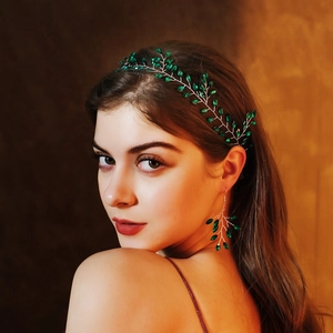 Détail du bandeau en perles vertes et boucles d'oreilles feuilles assorties sur un modèle