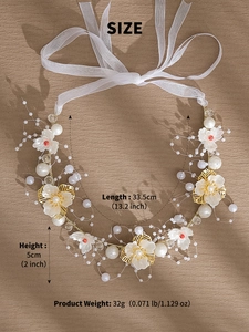 Détail d'un bandeau floral fait main avec perles, fleurs en acrylique et rubans en organza