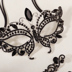 Ensemble masque papillon argenté avec strass noirs et boucles d'oreilles assorties