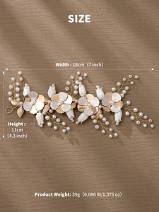 Dettaglio di fascia per capelli da sposa fatta a mano con fiori di ceramica, perle e oro