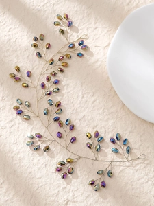 Détail de vigne à cheveux dorée faite main avec des perles de cristal aux reflets AB