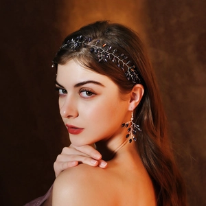 Détail de l'ensemble bandeau de mariée et boucles d'oreilles en cristaux violets