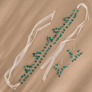 Détails d'accessoires cheveux en fil d'argent avec gemmes émeraudes et rubans organza