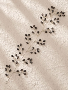 Détail d'un bandeau de mariée fait main avec perles de cristal gris foncé et fil métallique
