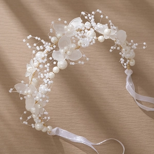 Détail de bandeau de mariée fait main avec fleurs en acrylique et perles fines