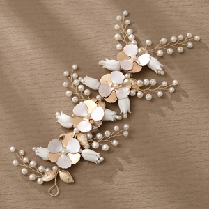 Vite per capelli da sposa con fiori bianchi, foglie dorate e perle fatte a mano