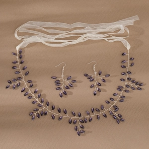 Détail d'un ensemble de mariée avec bandeau en cristal marquise violet et boucles d'oreilles