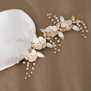 Elegante tralcio per capelli da sposa con fiori in ceramica e perle su filo dorato
