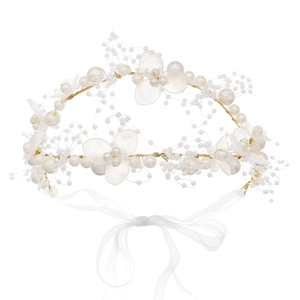 Détail de bandeau doré fait main avec des pétales en acrylique et des perles