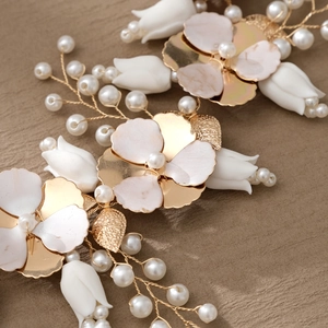 Elegante cerchietto da sposa con fiori in ceramica e perle bianche per acconciature