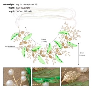 Détail d'un bandeau de mariée avec feuilles en acrylique vert et perles blanches