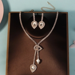 Vue détaillée de parure bijoux de mariée en cristal avec gouttes en poire dans un coffret