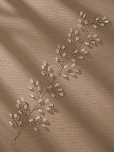 Détail de la vigne de cheveux de mariée faite main avec cristaux et fil d'argent tissé