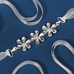 Detail van de bloemen tailleketting met kristallen steentjes en witte organza linten