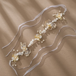 Coiffe élégante style chinois avec papillons dorés, perles et longs rubans en organza blanc