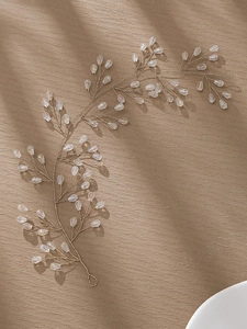 Détail d'une vigne de cheveux de mariée faite main en argent et perles de cristal