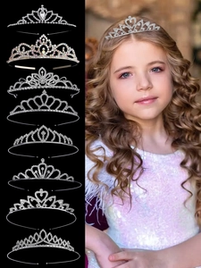 Detalle de varias coronas de diamantes de imitación de plata y diadema para niñas